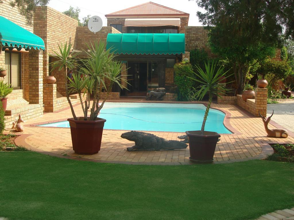 Boga Legaba Guest House & Conference Centre Mafikeng Exterior foto