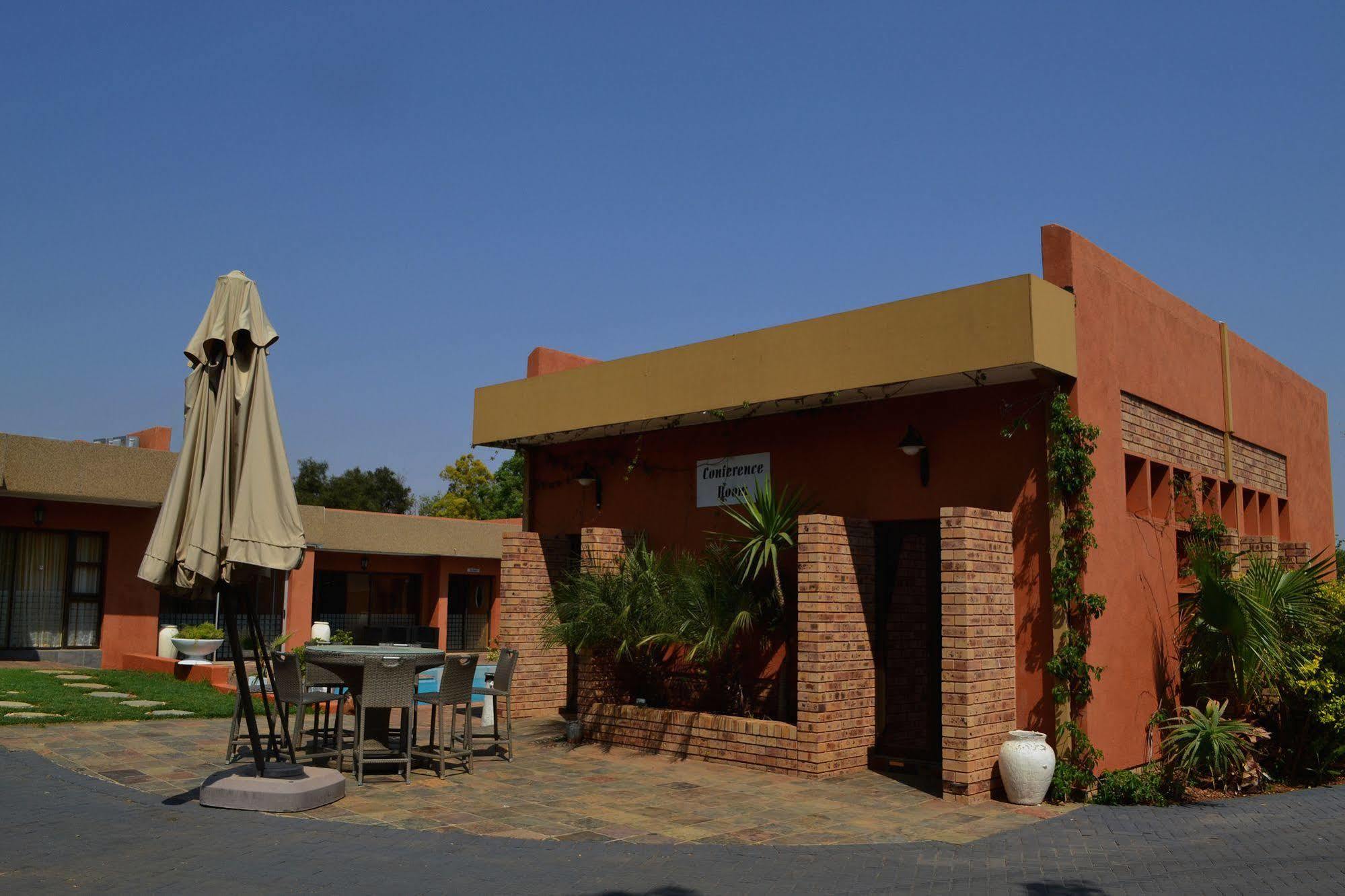 Boga Legaba Guest House & Conference Centre Mafikeng Exterior foto